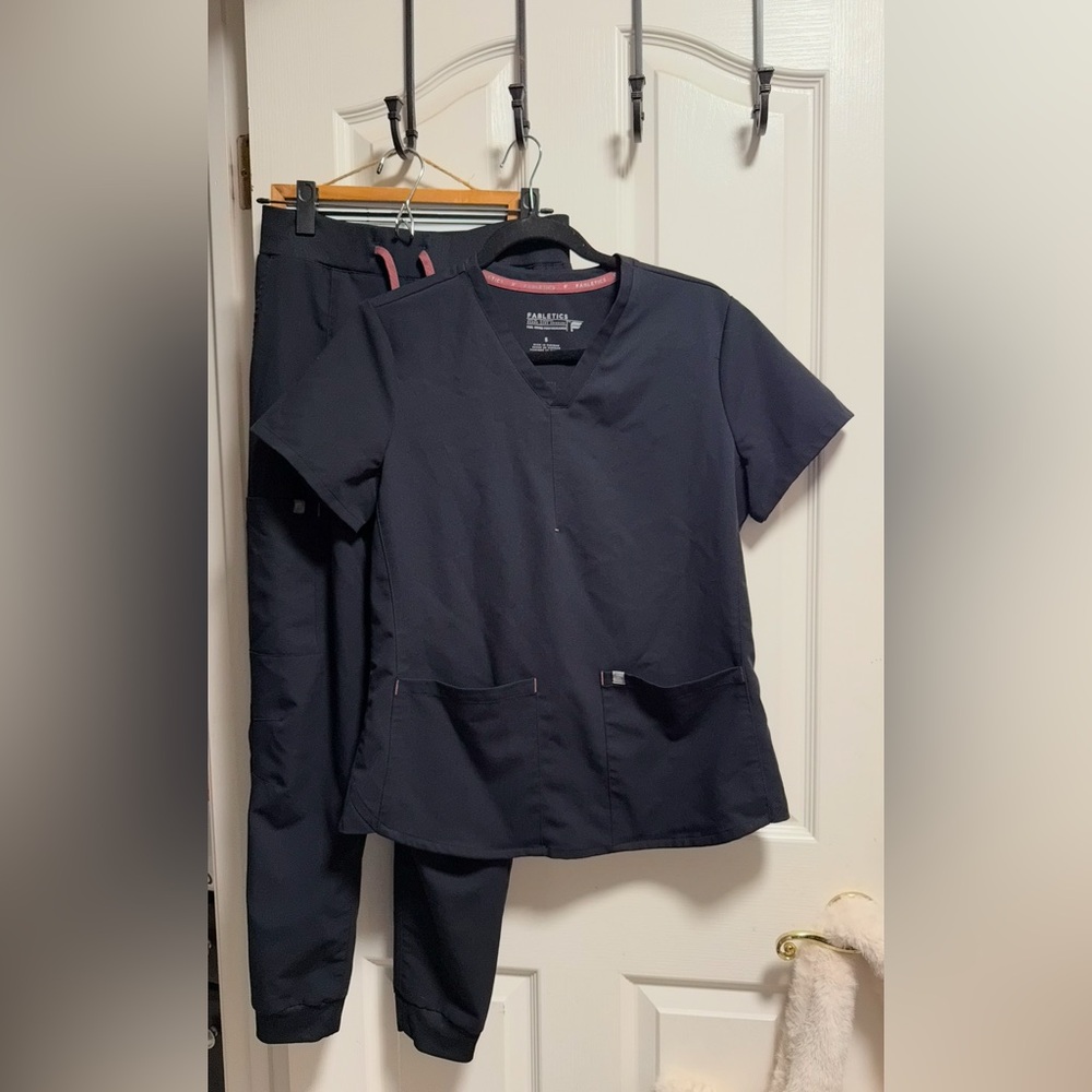 Fabletics size small jogger scrub set in black